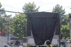 Xe máy va chạm với ô tô, hai nữ sinh bị thương