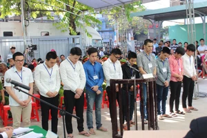 Vụ xông vào ủy ban phường chém người, 10 bị cáo lãnh hơn 17 năm tù