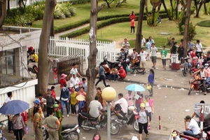 Hơn 10.000 công nhân ngừng việc sau bữa cơm trưa