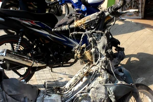 Xe máy cháy, quăng xe bỏ chạy thoát thân