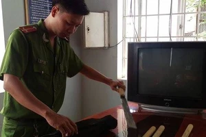 Tạm giữ chiếc ô tô chở 'hàng nóng' lúc rạng sáng