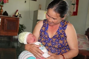 Sợ chồng đánh nên sinh con xong bỏ bên vệ đường