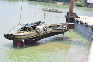 Trục vớt thành công tàu đẩy sà lan đâm sập cầu Ghềnh