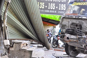 Xe ben mất thắng đâm liên hoàn ba ô tô 