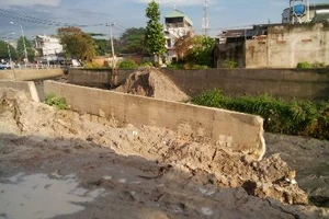 Mưa lớn, cầu Xóm Mai hỏng bờ kè, trơ lõi gỗ