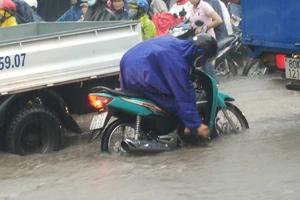 Biên Hòa: Hàng ngàn người bì bõm lội nước tìm đường về nhà