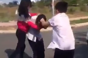 Lập hội đồng xử lý các học sinh trong hai clip nữ sinh bị đánh