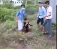 Một thiếu niên bị đánh gục rồi quay clip đăng lên mạng