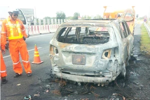 Xế hộp cháy rụi khi đang lưu thông trên đường cao tốc