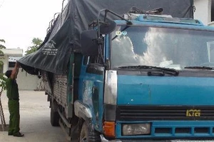 Bắt quả tang đổ trộm trên 4 tấn chất thải công nghiệp ra môi trường