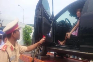Nữ giám đốc cố thủ trên xe vi phạm bị phạt 4,6 triệu đồng