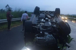 Xe sang Porsche lật ngửa trên cao tốc