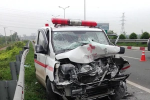 Xe cứu thương đâm xe bồn trên cao tốc, 1 người chết