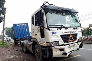 Container đâm đuôi xe buýt đang dừng đèn đỏ