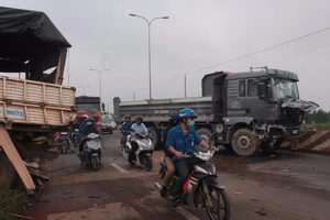 Xe tải dừng sửa chữa bên đường bị xe ben tông