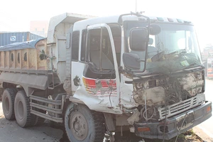 Xe ben và xe du lịch tông nhau, xe máy vạ lây