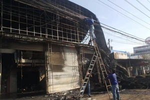 Người dân phá cửa cứu cả nhà khỏi đám cháy 