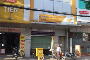 Tên cướp bưu điện bị khuất phục bởi hai người đi đường