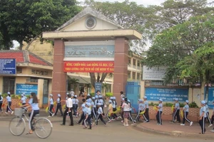 Chấp thuận việc chuyển Trường Văn Hiến sang tư thục