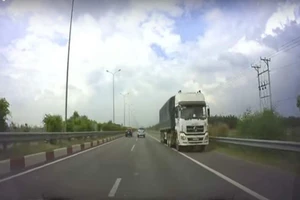 “Bóng ma” màu trắng di chuyển ngược chiều trên cao tốc