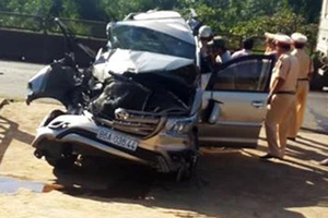 Container tông Innova biến dạng, 6 người trọng thương