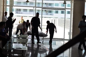 Cụ ông 74 tuổi rơi từ tầng 10 xuống tầng 3 bệnh viện