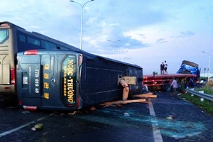 Ô tô khách bị nạn trên cao tốc Long Thành - Dầu Giây