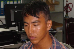 Bắt thanh niên bán roi điện hình thỏi son ở chợ Tân Mai