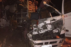 Đầu xe tải biến dạng sau cú đâm xe đầu kéo trên cao tốc