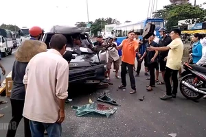 Dùng xe cẩu cứu tài xế khỏi ô tô bị biến dạng