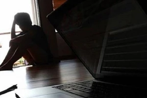 Bị tình đồng tính trẻ tuổi dọa tung ảnh nóng tống tiền