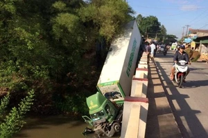 Xe container đâm sập cầu rồi rơi xuống sông