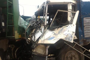 5 xe tải tông liên hoàn, nhiều người bị thương 