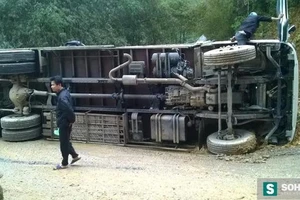 Cả chục tấn cà phê trên xe container tràn ra cao tốc