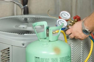 Tạm giữ ba người nhốt sáu cán bộ, dọa nổ bình gas