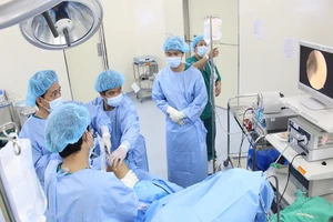 Suýt bị liệt vì tự mua thuốc chữa chấn thương đầu gối