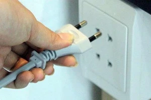 Nhậu rồi mang dây điện ra chơi, bị giật chết 