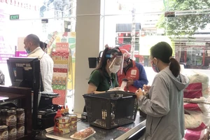 Nhân viên nhiều siêu thị, cửa hàng phải mang nón chống dịch