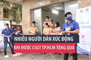 CSGT tặng quà, cụ bà khóc: Có gạo nấu cơm, có mì làm canh rồi