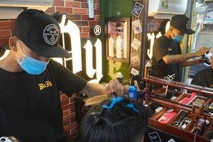 Cắt tóc chỉ cần nụ cười, không cần trả phí