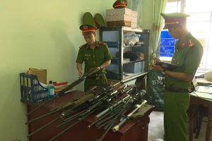 Đi từng ngõ, gõ từng nhà vận động dân giao nộp vũ khí