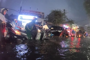 Video: Hàng loạt tuyến đường ở TP.HCM ngập nặng sau mưa