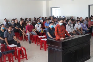 Tòa bác đơn đòi hủy hợp đồng, nhiều người vui mừng bật khóc