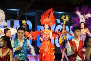 Nhiều vũ công nhảy múa sôi động tại vũ hội đường phố 