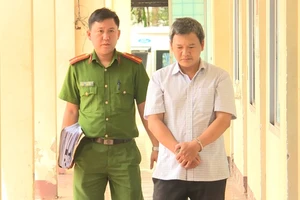 Bắt một thầy giáo lừa nhận việc rồi chiếm đoạt tài sản 