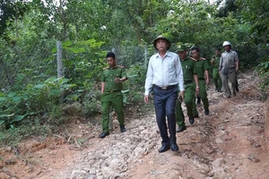 Lãnh đạo công an thị sát nơi phạm nhân trốn trại ẩn náu 
