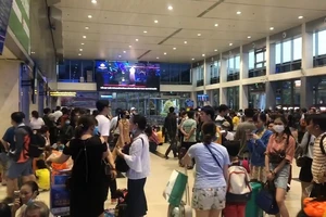 Sau sự cố máy bay trượt đường băng, Tân Sơn Nhất ùn ứ khách