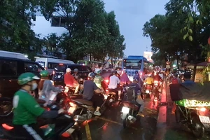 Khu bến xe Miền Đông tê liệt vì mưa lớn