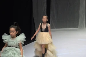 Hơn 350 mẫu nhí trên sàn diễn Vietnam Junior Fashion Week