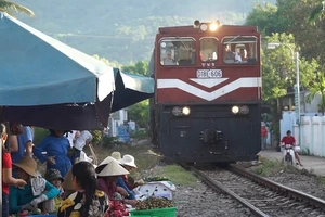 Đà Nẵng: Họp chợ cạnh đường sắt